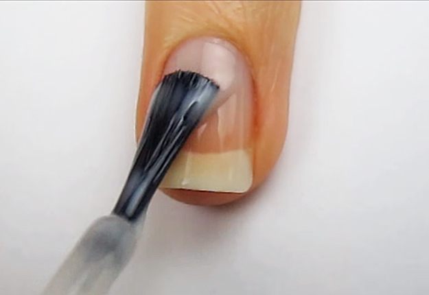 How-To-Do-A-Dripping-Paint-Nail-Art-1