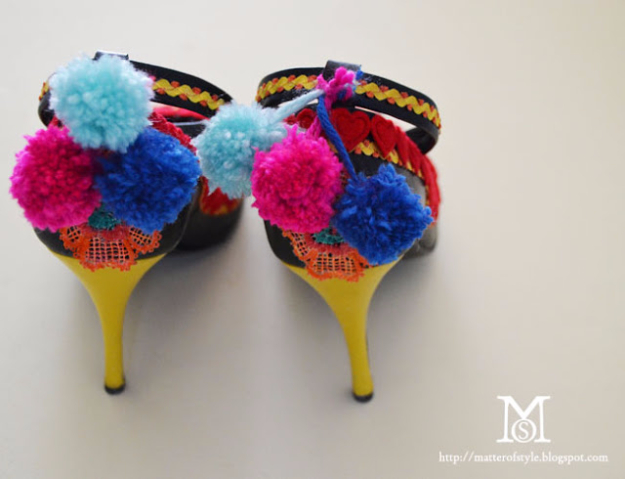 DIY Crafts with Pom Poms - Pom Pom Shoe Ties - Fun Yarn Pom Pom Crafts Ideas. Garlands, Rug and Hat Tutorials, Easy Pom Pom Projects for Your Room Decor and Gifts http://diyprojectsforteens.com/diy-crafts-pom-poms