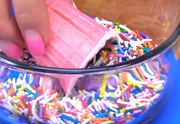 How-to-Make-a-Mini-Rainbow-Milkshake-Cake-Pops-4