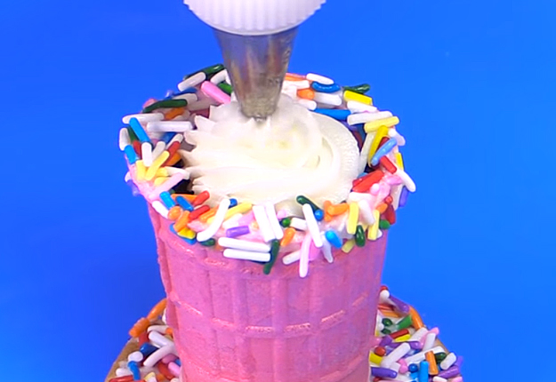 How-to-Make-a-Mini-Rainbow-Milkshake-Cake-Pops-7