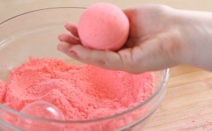 How to Make A Bath Bomb - Recipe and Tutorial - DIY Bath Bombs at Home