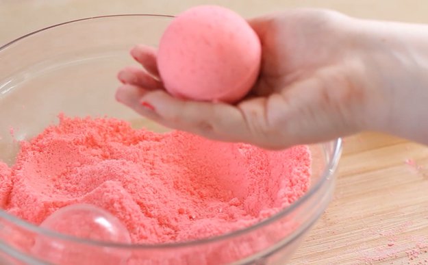 How to Make A Bath Bomb - Recipe and Tutorial - DIY Bath Bombs at Home