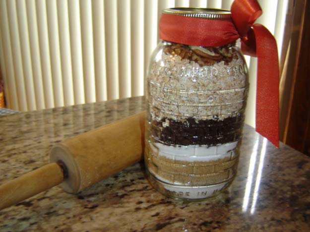 Best Mason Jar Cookies - Country Oatmeal Cookies in a Jar - Mason Jar Cookie Recipe Mix for Cute Decorated DIY Gifts - Easy Chocolate Chip Recipes, Christmas Presents and Wedding Favors in Mason Jars - Fun Ideas for DIY Parties, Easy Recipes for Teens, Teenagers, Kids and Teens - Cheap Last Mintue Gift Ideas for Friends, Family and Neighbors 