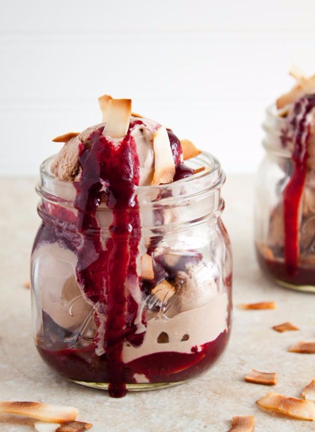 Easy Desserts for Teens to Make at Home - Ice Cream Sundae Jars - Cool Dessert Recipes That Are Simple and Quick Enough For Teens, Teenagers and Older Kids - Best Dorm Snacks and Ideas - Microwave, No Bake, 3 Ingredient, Chocolate, Mug Cakes and More #desserts #teenrecipes #recipes #dessertrecipes #easyrecipes